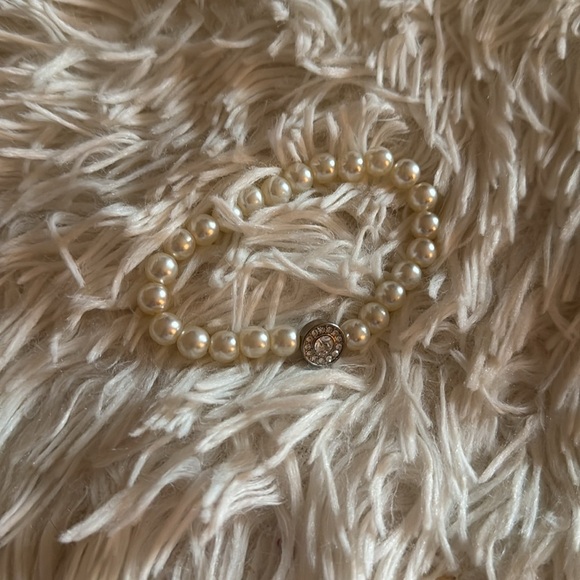 Jewelry - Classy pearl bracelet!